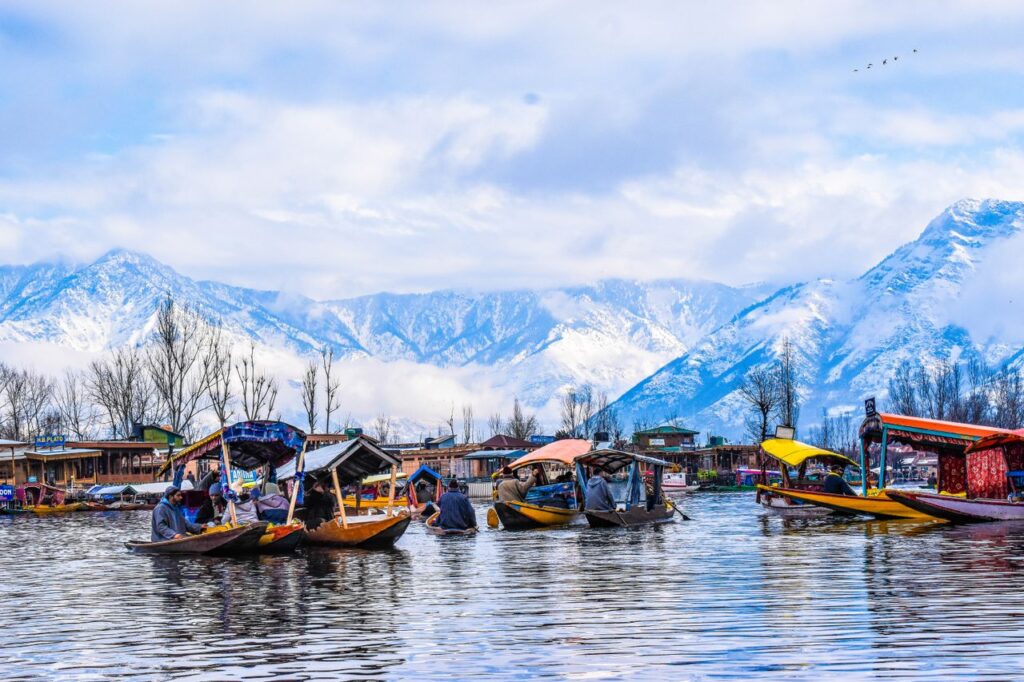 कश्मीर टूर पैकेज 2026 यात्रा श्रीनगर डल झील शिकारा गुलमर्ग बर्फीली वादियां पहलगाम प्राकृतिक दृश्य सोनमर्ग ग्लेशियर टूर कश्मीर फैमिली ट्रिप 2026 कश्मीर हनीमून डेस्टिनेशन कश्मीर होटल और कैब सेवा भारत का कश्मीर टूर FlixHoly कश्मीर पैकेज