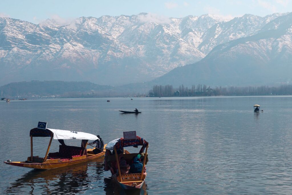 कश्मीर मिनी स्विट्जरलैंड बेताब वैली पहलगाम कश्मीर बर्फीली घाटी बेताब वैली प्राकृतिक दृश्य कश्मीर ट्रैवल गाइड 2026 हरी घाटी पहलगाम कश्मीर हनीमून डेस्टिनेशन भारत कश्मीर पर्यटन स्थल फ्लिक्सहोली कश्मीर टूर पहलगाम बर्फ और हरियाली कश्मीर घूमने की जगहें