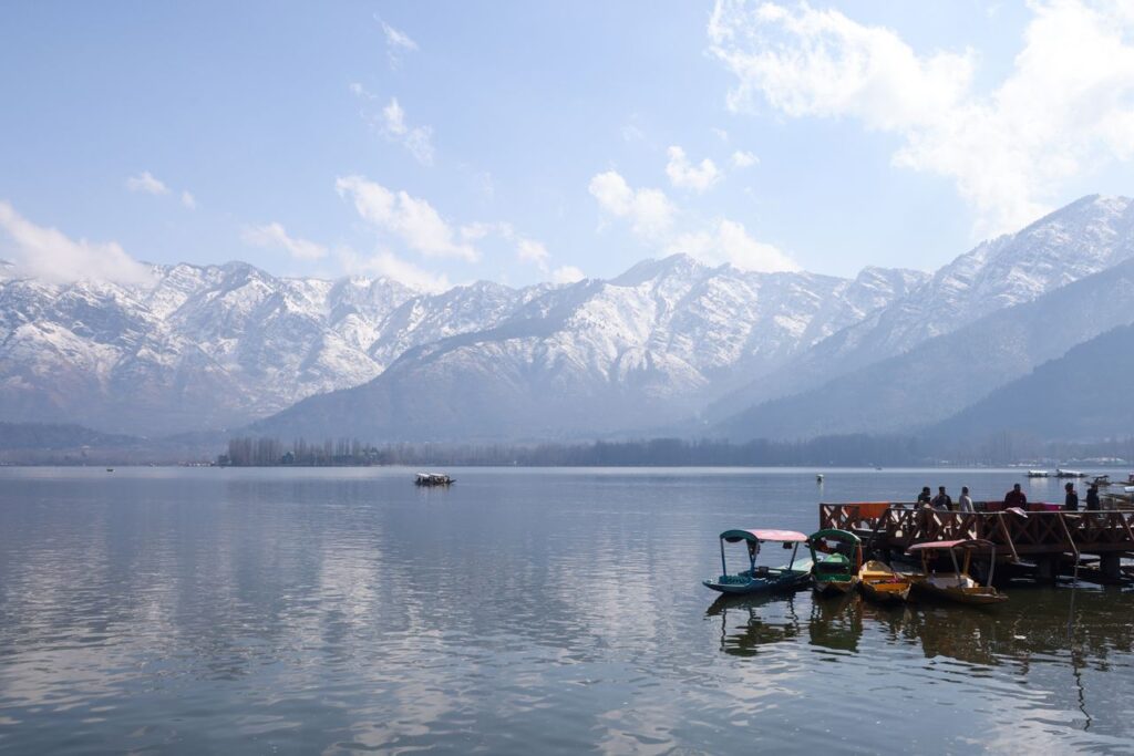 कश्मीर घूमने का सबसे अच्छा समय कश्मीर बर्फबारी का मौसम श्रीनगर डल झील गुलमर्ग स्नो सीजन पहलगाम हरियाली मौसम कश्मीर ट्रैवल गाइड 2026 कश्मीर यात्रा मौसम जानकारी भारत का कश्मीर टूर फ्लिक्सहोली ट्रैवल कश्मीर कश्मीर फैमिली टूर टाइम