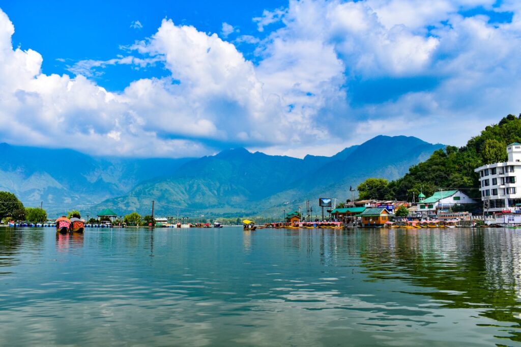 कश्मीर पैकेज 5 दिन के लिए यात्रा श्रीनगर डल झील शिकारा राइड गुलमर्ग बर्फीली वादियां पहलगाम प्राकृतिक दृश्य कश्मीर 5 दिन टूर प्लान कश्मीर फैमिली ट्रिप कश्मीर हनीमून पैकेज कश्मीर होटल और कैब सेवा भारत का कश्मीर टूर FlixHoly कश्मीर पैकेज