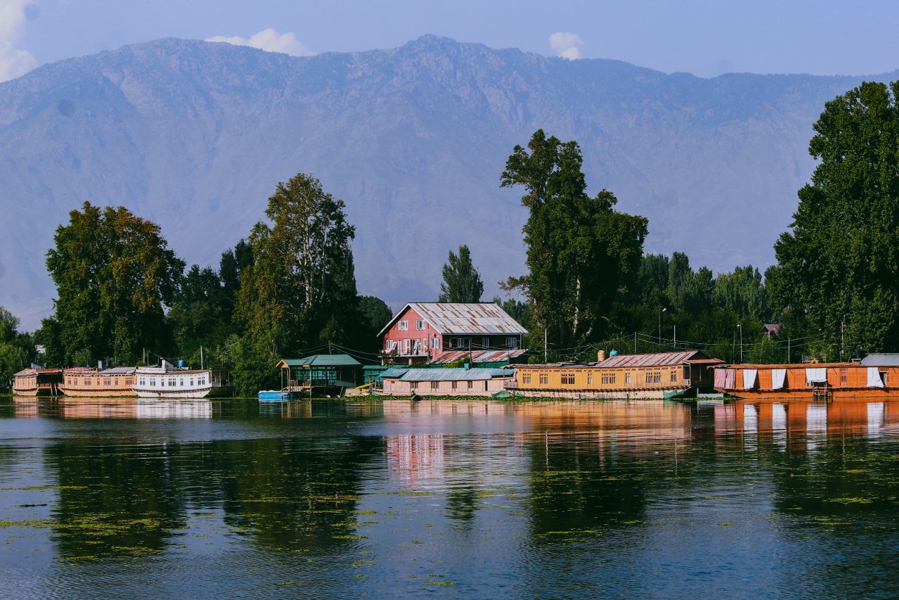 How to plan Kashmir trip from Delhi complete guide by FlixHoly Delhi to Kashmir travel itinerary Srinagar Gulmarg Pahalgam Kashmir trip planning from Delhi with hotel and cab Best Kashmir tour route from Delhi for family and couples Delhi to Srinagar flight and road travel guide Kashmir holiday planning step by step itinerary FlixHoly Kashmir travel package planning guide Srinagar Dal Lake shikara ride travel plan Gulmarg snowfall and gondola ride itinerary Pahalgam valley sightseeing travel plan Kashmir