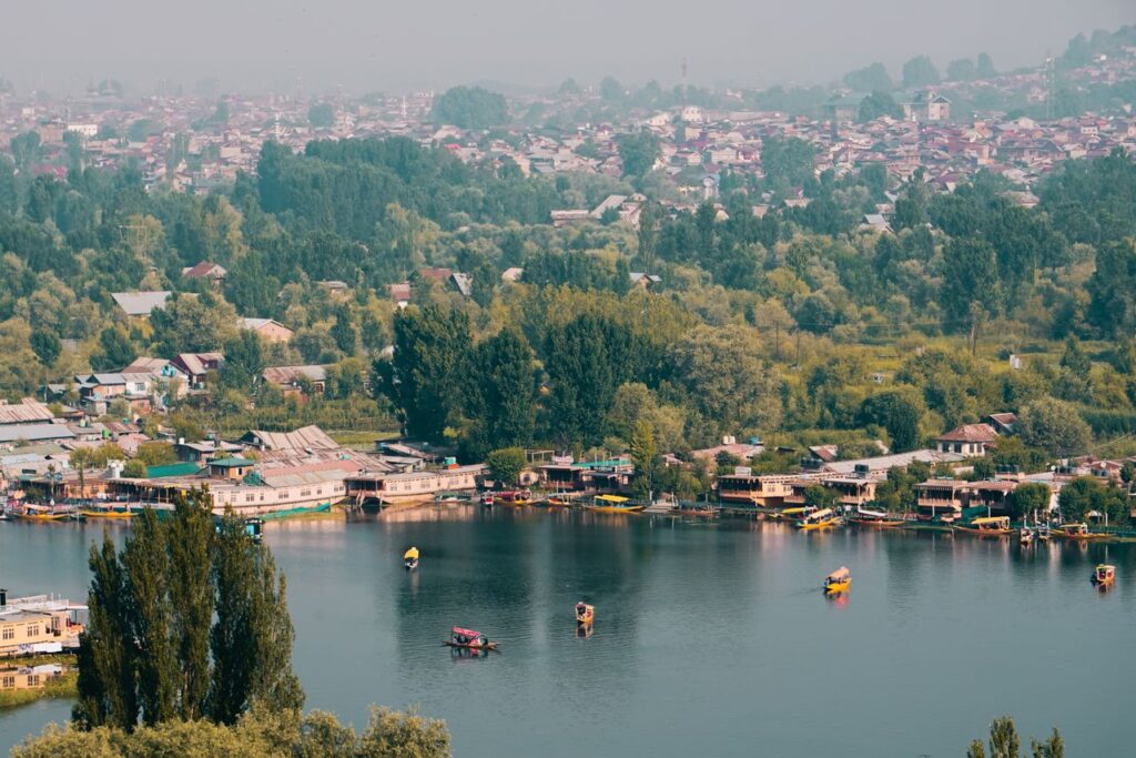 पहलगाम बनाम गुलमर्ग तुलना कश्मीर ट्रैवल गाइड 2026 गुलमर्ग बर्फीली वादियां पहलगाम हरी घाटी कश्मीर फैमिली ट्रिप गुलमर्ग गोंडोला राइड पहलगाम बेताब वैली कश्मीर हनीमून डेस्टिनेशन भारत कश्मीर यात्रा FlixHoly tour package